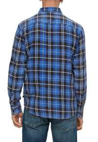 Blauw en zwart geruite shirt met lange mouwen, knoopmanchetten en een standaard kraag. De stof heeft een gladde textuur.