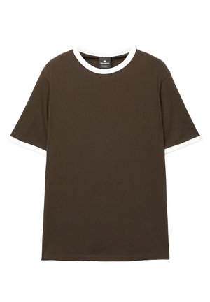 Smeđi kratki rukav T-shirt s bijelim rebrastim ovratnikom i rubovima rukava. Izrađen od mekanog materijala, s klasičnim ravnim krojem.