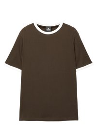 Tricou din bumbac maro cu guler și accente albe la mâneci, având mâneci scurte și un tiv drept. Fără modele sau grafica.