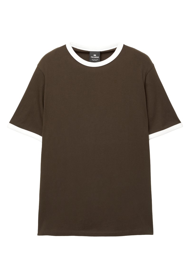Tricou din bumbac maro cu guler și accente albe la mâneci, având mâneci scurte și un tiv drept. Fără modele sau grafica.