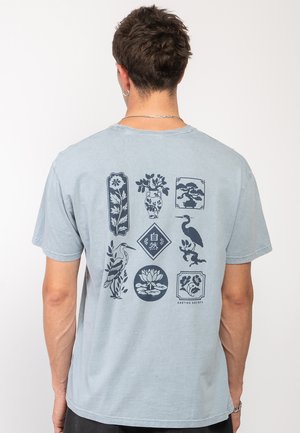 Kaotiko UNISEX - Trükipildiga T-särk - steel