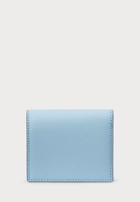 Portafoglio blu chiaro realizzato in materiale texturizzato, con una forma rettangolare, linee pulite e cuciture visibili lungo i bordi.