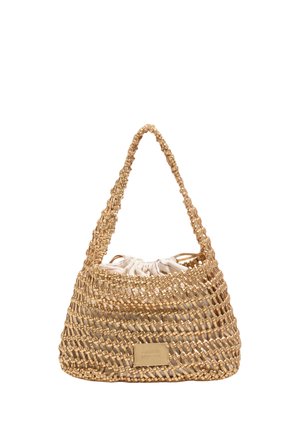 Tkana metaliczna złota torebka z pojedynczym paskiem na ramię i białym materiałowym woreczkiem z ściągaczem w środku.