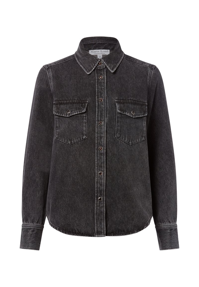 Schwarzes Denim-Hemd mit langen Ärmeln, zwei Brusttaschen mit Klappen und einem spitzen Kragen.