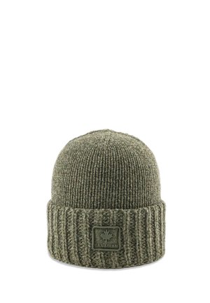 Bonnet tricoté vert olive avec bord replié et un patch avec une feuille d'érable et le mot Canadian au centre devant.