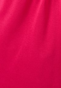Tela fucsia con una textura suave y un ligero estiramiento, que presenta un patrón de tejido uniforme y consistente en toda su superficie.