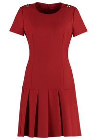 Vestito rosso realizzato in tessuto aderente, con maniche corte, gonna plissettata, scollatura rotonda e accessori decorativi sulle spalle.