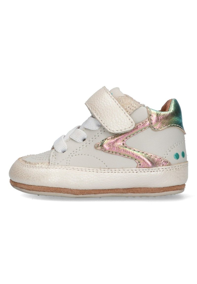 Witte leren sneaker met een klittenbandsluiting, textuurdesign en iriserende accenten. Heeft een gestructureerde neus en contrasterende hielpunten.