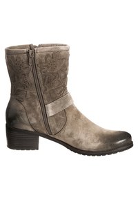 Szary zamszowy botek za kostkę z ozdobnymi kwiatowymi wycięciami, zamkiem błyskawicznym po boku i niskim, kwadratowym obcasem. Gładka faktura o matowym wykończeniu.