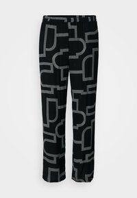 Pantalones negros con un patrón geométrico blanco, presentan una cinturilla elástica y un estilo de pierna ancha. Tela suave con una textura lisa.