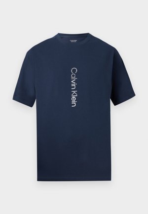 Tengerészkék rövid ujjú póló környakkivágással és függőleges fehér „Calvin Klein” logóval az elülső középen.