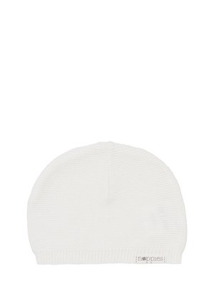 Bonnet en tricot blanc avec une finition texturée et un ourlet replié. Présente une petite étiquette de la marque sur le côté. Design simple et arrondi.