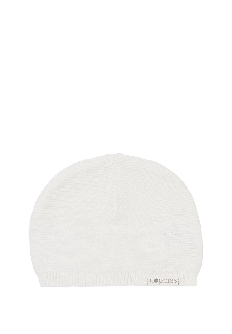 Weißer Strickmütze mit strukturierter Oberfläche und umgeschlagenem Saum. Besitzt ein kleines Markenetikett an der Seite. Schlichtes, rundes Design.