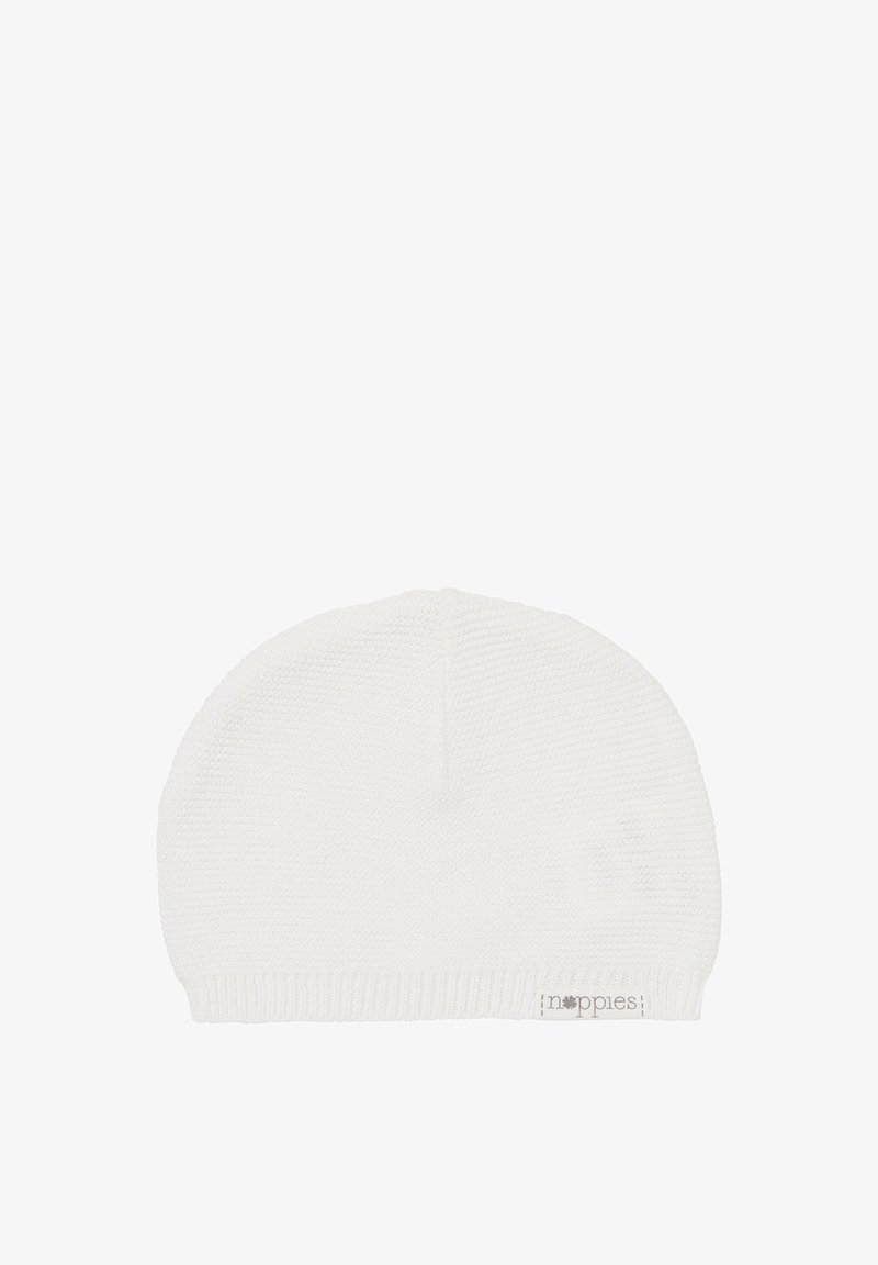 Vit stickad mössa med texturerad yta och vikbar fåll. Har en liten varumärkesetikett på sidan. Enkel, rundad design.