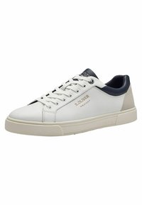 Fehér bőr sneaker, tengerészkék kiegészítőkkel és szürke sarokkal. Fűzős kialakítás, kerek orr, és márkajelzés az oldalon és a nyelvén. Texturált talp.