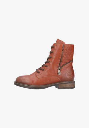 Stivaletto in pelle marrone con punta rotonda, lacci frontali, zip metallica laterale, pannello posteriore testurizzato e tacco testurizzato simile al legno.