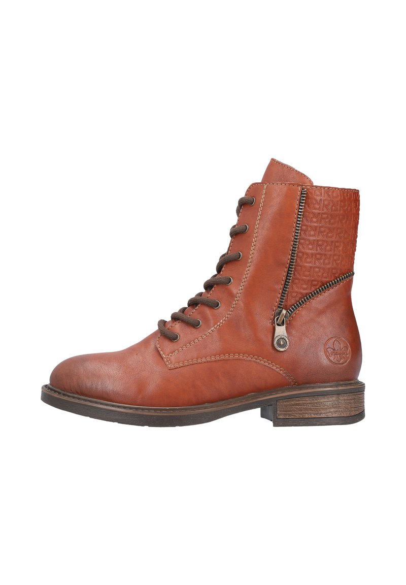 Bottine en cuir marron avec un bout arrondi, un devant à lacets, une fermeture éclair métallique sur le côté, un panneau arrière texturé et un talon texturé semblable au bois.