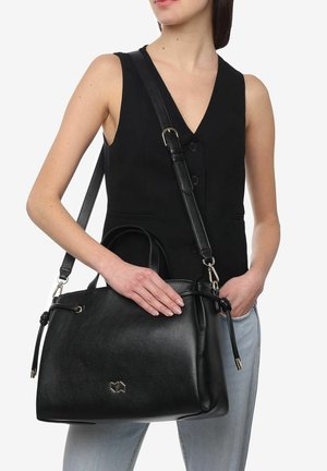 Borsa a mano in pelle nera con finitura texture, manici doppi, tracolla regolabile e un semplice accento del logo dorato.