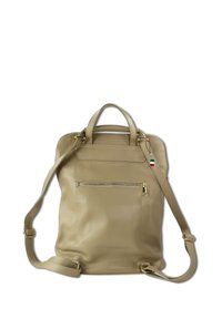 Sac à dos en cuir beige avec surface texturée, poignées supérieures, sangle longue ajustable, poche zippée à l'avant et accents en métal doré.