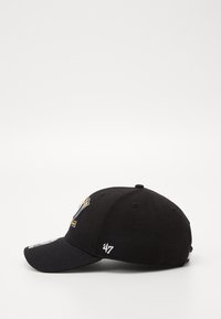 Casquette de baseball noire avec un logo brodé sur le devant, une visière incurvée et des œillets de ventilation pour la respirabilité. Le matériau est en tissu doux avec une texture lisse.