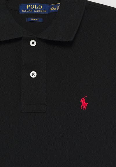 Polo noir coupe slim Ralph Lauren avec deux boutons blancs et logo cheval brodé rouge sur la poitrine.