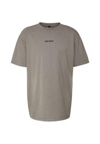 Vienkārša pelēka pārāk liela T-kreklam ar mazām melnām burtiem uz krūtīm, kur rakstīts "LOST YOUTH™".