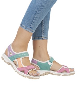Des sandales colorées avec des accents rose, teal et lavande, fabriquées avec un matériau doux, conçues avec des brides ajustables et une semelle texturée.
