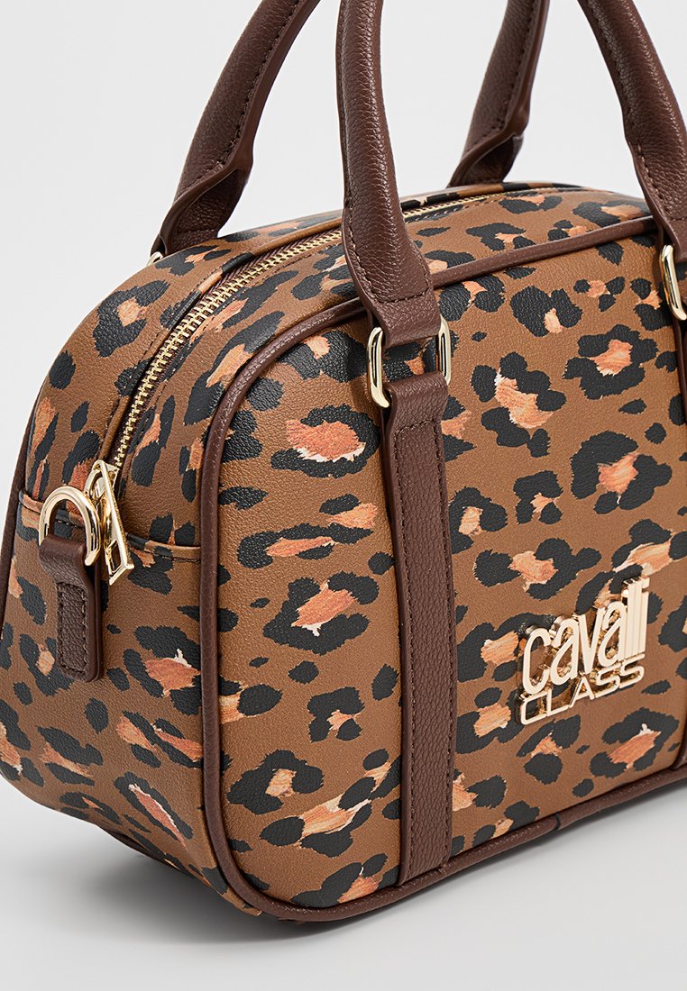 Torebka w panterkę wykonana z teksturowanej sztucznej skóry, z złotym zamkiem błyskawicznym, podwójnymi uchwytami i złotym akcentem logo na przodzie.