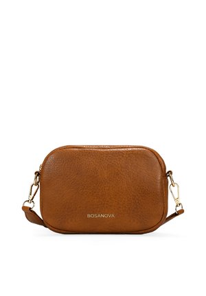 Pequeño bolso bandolera rectangular de cuero marrón con cierres dorados y "BOSANOVA" grabado en el centro delantero.