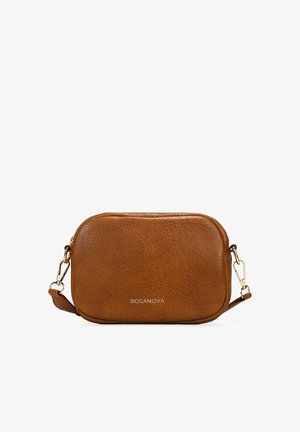 Pequeño bolso bandolera rectangular de cuero marrón con cierres dorados y "BOSANOVA" grabado en el centro delantero.