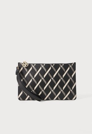 Pochette noire avec un motif géométrique beige et gris en diagonale et un charm circulaire doré sur la tirette de la fermeture éclair.