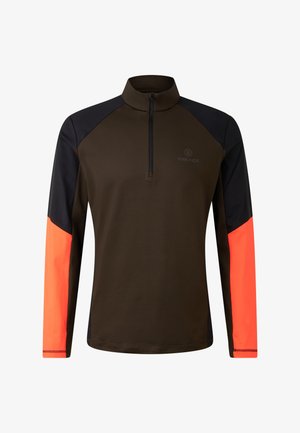 Viertel-Reißverschluss-Pullover mit braunem Körper, schwarzen Schulterpanelen und leuchtend orangefarbenen Ärmeln. Mit einem Logo auf der Brust und glatter Textur.