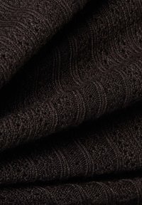 Tessuto a maglia marrone scuro con modelli a coste e traforati, che mette in mostra una texture morbida e una trama ricca e dettagliata.