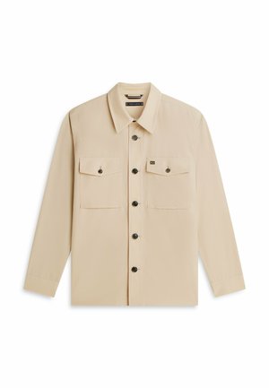 Beige langärmelige Hemdjacke mit Kragen, durchgehender Knopfleiste vorne und zwei Brusttaschen mit Klappen und Knöpfen auf weißem Hintergrund.