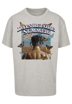 Camiseta de algodón gris con un estampado gráfico de una vista trasera con un motivo de mariposa, acompañado del texto "DÍAS ANTES DEL VERANO."