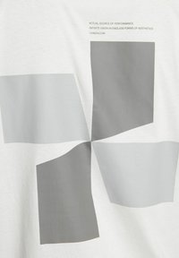 Camiseta blanca con formas abstractas en gris y texto. El tejido parece suave, con una textura lisa y un diseño minimalista.