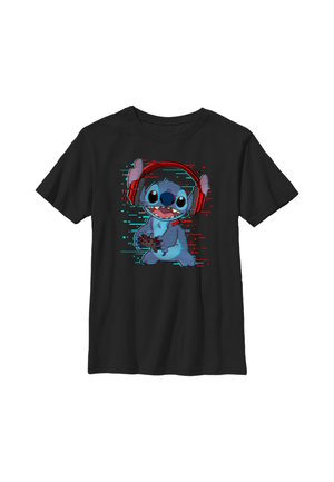 Blå tegneseriefigur iført røde hovedtelefoner og holder en videospilcontroller på en sort t-shirt med korte ærmer.