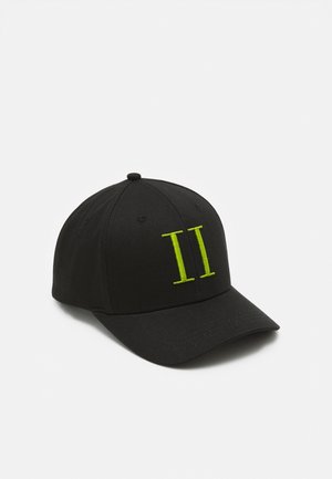 Casquette de baseball noire à visière incurvée avec le chiffre romain II de couleur jaune vif brodé sur le panneau avant.