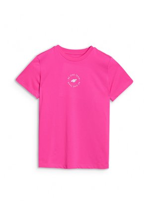 Jasnoróżowy t-shirt z krótkim rękawem i okrągłym dekoltem, na piersi centralnie umieszczone białe okrągłe logo "Be One Team" 4F.
