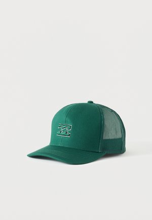 Casquette de baseball verte avec dos en maille et logo double vague brodé sur le devant, présentée sur un fond blanc uni.