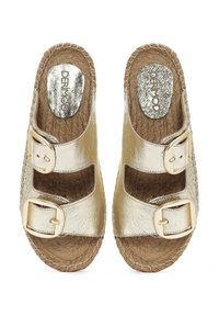 Gouden metalen schuif-sandalen met twee verstelbare gespen, natuurlijke geweven jute textuur op de voetzool en een gladde, glanzende bovenkant.