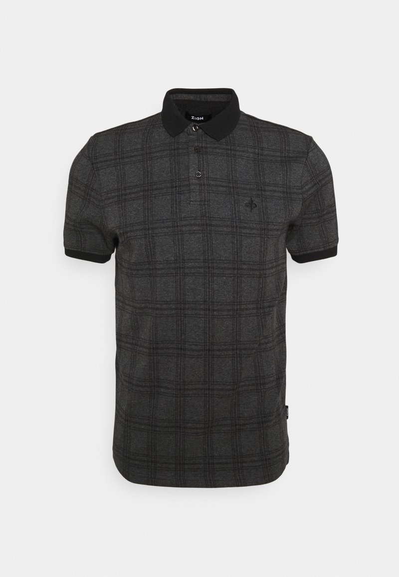 Polo shirt gris foncé avec un motif à carreaux, manches courtes et col noir. Présente un emblème subtil sur la poitrine. Texture de tissu douce.