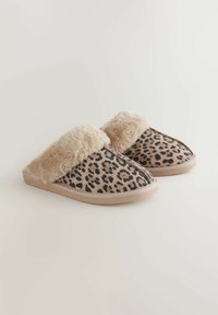 Papučice s uzorkom leoparda s bež umjetnom krznom i mekanom vanjštinom. Imaju ravne potplate i dizajn za lako obuvanje.