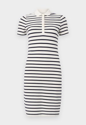 Rochie polo cu mâneci scurte în dungi albe și navy, cu o siluetă conică și deschidere cu nasturi sub un guler alb.