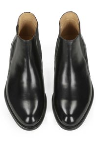 Bottes à chevilles en cuir noir à finition lisse, bouts légèrement arrondis, panneaux latéraux élastiques et détail de couture subtil le long des semelles.