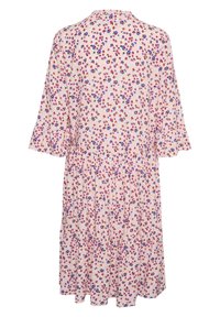 Květinové šaty z jemného růžového materiálu, mají krátké zvonové rukávy, kulatý výstřih a sukni s volány, ozdobenou pestrým květinovým vzorem po celé ploše.