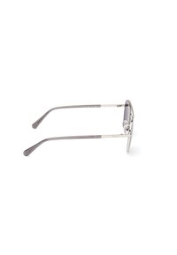 Gafas de sol con un marco de metal, que presentan un diseño elegante, lentes ahumados y patillas delgadas. Los brazos tienen una ligera curva y un acabado suave.