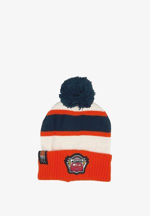 Gestrickte Mütze mit dunkelblauen, weißen und orangefarbenen Streifen, mit einem Bommel oben und einer "Lightning McQueen"-Grafik am Umschlag.