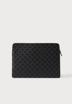 Sort lynlås laptop sleeve lavet af struktureret materiale, der har et subtilt diagonalt kryds mønster. Gyldent lynlås træk accent. Firkantet form.