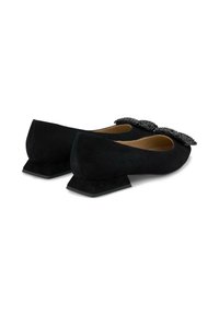 Ballerine in suede nero con un accessorio a fiocco texturizzato e design con tacco quadrato, dotate di bordi lisci e finitura opaca.